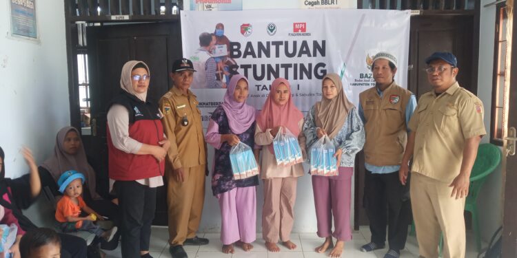 Kades Sabulira Toba saat serah terima Bantuan Stunting dari BAZNAS Touna. [ foto : Usman Ayahu ]