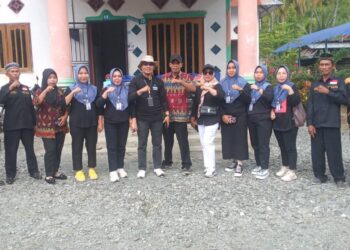 Panitia Pelaksana Kegiatan Gerak Jalan Bersama Unsur Aparat Desa. [foto - Usman Ayahu]