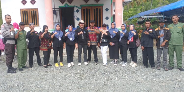 Panitia Pelaksana Kegiatan Gerak Jalan Bersama Unsur Aparat Desa. [foto - Usman Ayahu]