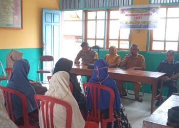 Penyerahan BLT Kepada Warga Penerima Manfaat di Kantor Desa Sandada. [ foto : Istimewa ]