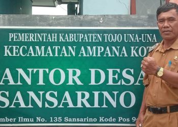 insert - Kepala Desa Sansarino, Amhar M. Djuma. [ foto : Usman Ayahu ]