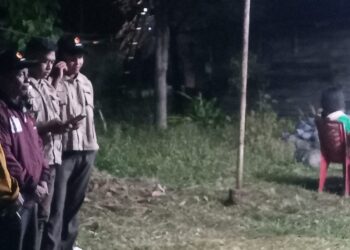 Panwaslu Touna saat mengawasi kampanye Paslon SALAM. [ foto : Usman Ayahu ]