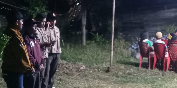 Panwaslu Touna saat mengawasi kampanye Paslon SALAM. [ foto : Usman Ayahu ]