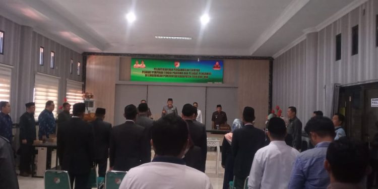 Pelantikan dan pengambilan Sumpah Jabatan Pejabat Pimpinan Tinggi Pertama Dan Pejabat Pengawas dilingkungan Pemerintah Kabupaten Tojo Una-Una. [ foto : Usman Ayahu ]