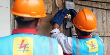 Ilustrasi Petugas PLN ( Persero ) saat bertugas.