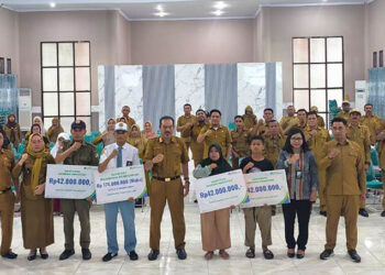 Foto bersama Sekda Tojo Una-Una Alfian Matajeng, SPd.,M.A.P., dan Kepala BPJS Ketenagakerjaan Tojo Una-Una Salfia Latuhihin serta peserta rapat.