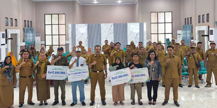 Foto bersama Sekda Tojo Una-Una Alfian Matajeng, SPd.,M.A.P., dan Kepala BPJS Ketenagakerjaan Tojo Una-Una Salfia Latuhihin serta peserta rapat.