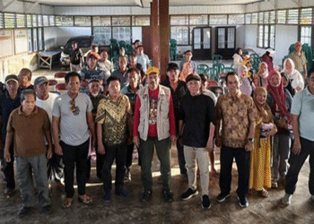 Foto : Kepala Dinas PPK-UMKM Kabupaten Tojo Una-Una  didampingi Kabid Perdagangan saat sosialisasi Pasar Wakai, Sabtu (6/12/2025).