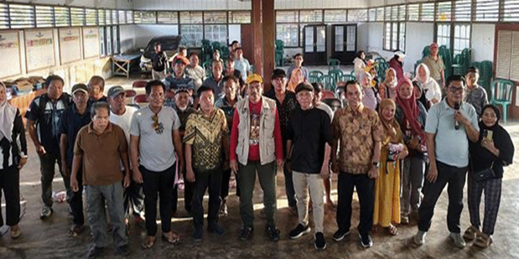 Foto : Kepala Dinas PPK-UMKM Kabupaten Tojo Una-Una  didampingi Kabid Perdagangan saat sosialisasi Pasar Wakai, Sabtu (6/12/2025).