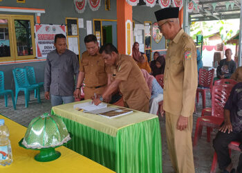Foto : Penadatangan Berita Acara Sertijab oleh Camat Ampana Tete Abd. Wahid, S.Pd.I, Selasa (16/12/2025).
