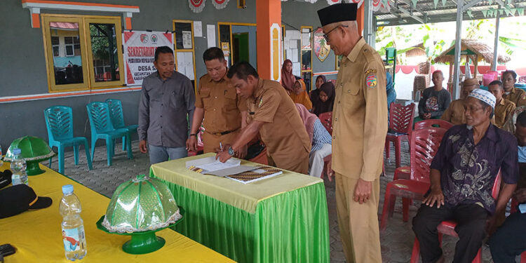 Foto : Penadatangan Berita Acara Sertijab oleh Camat Ampana Tete Abd. Wahid, S.Pd.I, Selasa (16/12/2025).