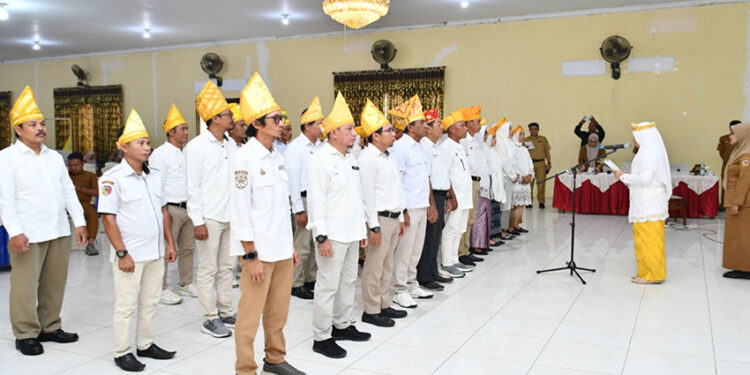 Ny. Hajar Lawidu, S.Kep., Ns, mengukuhkan 37 pengurus Dekranasda masa bakti 2025–2030, Senin (29/12/2025)