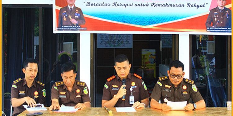 Foto : Kajari Tojo Una-Una Dr. Rizky Fachrurrozi saat memberikan keterangan pada konferensi pers, Selasa, 9 Desember 2025.