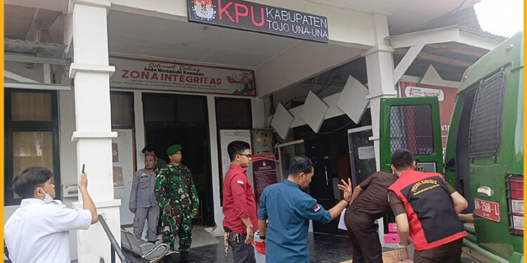 Foto : Kejari Touna melakukan penggeledahan di KPU, Selasa (9/12/2025)
