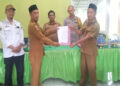 Foto : Serah Terima Jabatan Kades Uemakuni, disaksikan Camat, Sekcam dan kapolsek Ampana Tete, Selasa (16/12/2025).