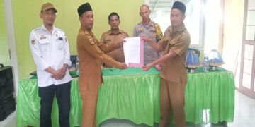 Foto : Serah Terima Jabatan Kades Uemakuni, disaksikan Camat, Sekcam dan kapolsek Ampana Tete, Selasa (16/12/2025).