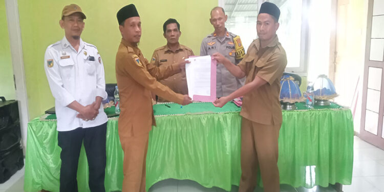 Foto : Serah Terima Jabatan Kades Uemakuni, disaksikan Camat, Sekcam dan kapolsek Ampana Tete, Selasa (16/12/2025).