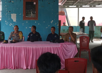 Foto : Dialog  Warga dengan Kabid Linjamsos, Pejabat Pengelola Data Dinsos Tojo Una-Una, Plh. Kepala BPS, Camat Ampana Tete, Danramil 1307-07/Ampana Tete, Kapolsek Ampana Tete, Senin (8/12/2025)