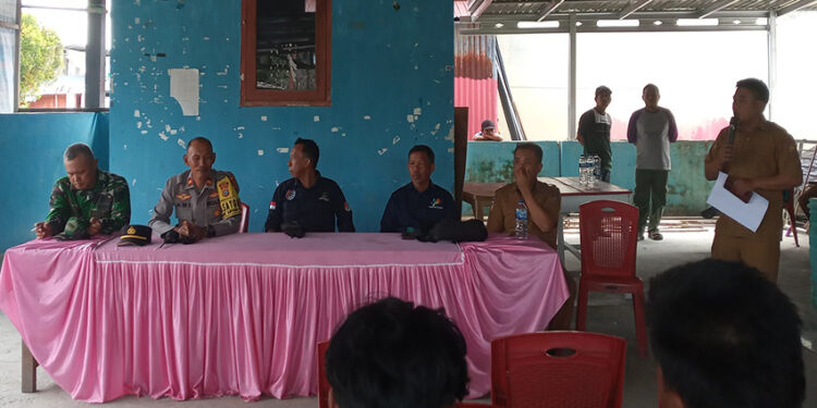 Foto : Dialog  Warga dengan Kabid Linjamsos, Pejabat Pengelola Data Dinsos Tojo Una-Una, Plh. Kepala BPS, Camat Ampana Tete, Danramil 1307-07/Ampana Tete, Kapolsek Ampana Tete, Senin (8/12/2025)