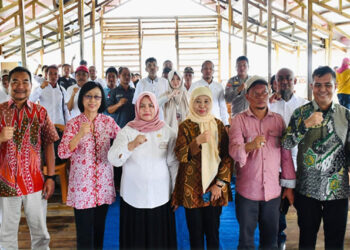 Foto Bersama : Wakil Bupati Tojo Una-Una,Ketua DPRD Tojo Una-Una,Kadis Kominfo,Tim LUKW Veteran UPN Yoyakarta serta Peserta UKW.  Jumat (5/12/2025).