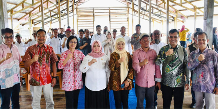 Foto Bersama : Wakil Bupati Tojo Una-Una,Ketua DPRD Tojo Una-Una,Kadis Kominfo,Tim LUKW Veteran UPN Yoyakarta serta Peserta UKW.  Jumat (5/12/2025).