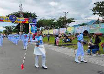 Parade defile marching band mewarnai peringatan Hari Ulang Tahun (HUT) ke-22 Kabupaten Tojo Una-Una, Sulawesi Tengah, Minggu (14/12/2025)