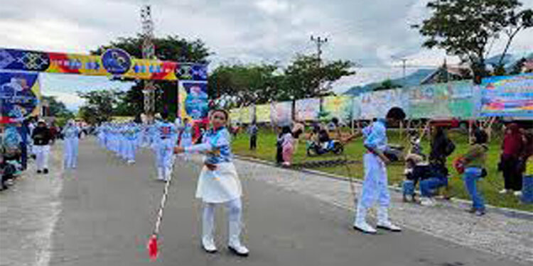 Parade defile marching band mewarnai peringatan Hari Ulang Tahun (HUT) ke-22 Kabupaten Tojo Una-Una, Sulawesi Tengah, Minggu (14/12/2025)