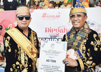 Penyerahan Bantuan oleh Gubernur Sulawesi Tengah Dr. H. Anwar Hafid, M.Si. kepada Bupati Tojo Una-Una Ilham, S.H., Kamis (18/12/2025).