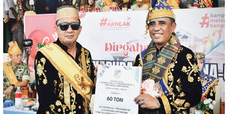 Penyerahan Bantuan oleh Gubernur Sulawesi Tengah Dr. H. Anwar Hafid, M.Si. kepada Bupati Tojo Una-Una Ilham, S.H., Kamis (18/12/2025).