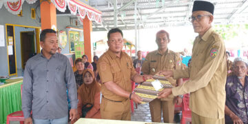 Foto : Serah Terima Jabatan Kades Sabo, disaksikan Camat, Kapolsek Ampana Tete, dan ketua BPD Desa Sabo, Selasa (16/12/2025).