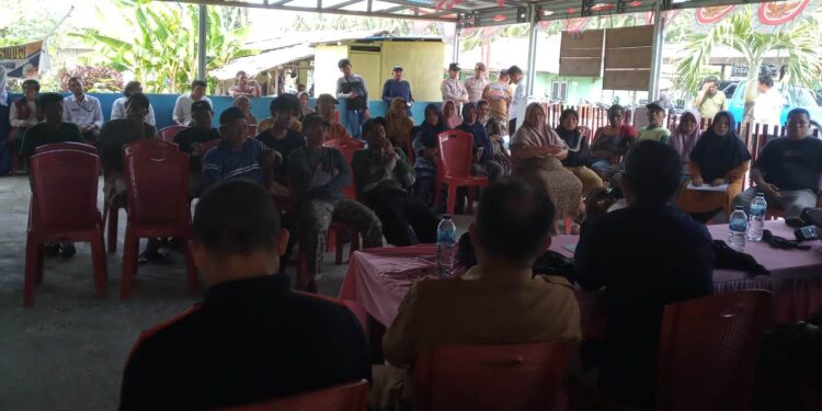 Foto : Dialog Warga Massa Aksi Desa Pusungi dengan Pihak Dinas terkait, Senin (8/12/2025)