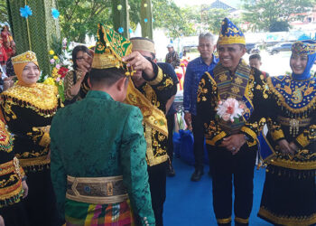 Pemasangan Siga Oleh Bupati ILHAM kepada Bupati bone pada peringatan HUT Ke-22 Touna, Kamis (18/12/2025).