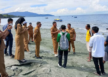 KepalaPUPRTouna meninjau lokasi terdampak banjir rob di Kelurahan Bailo Baru dan Malotong, Senin (8/12/2025).