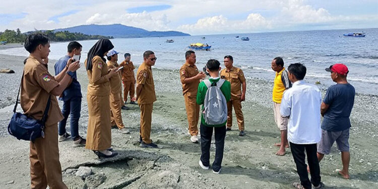 KepalaPUPRTouna meninjau lokasi terdampak banjir rob di Kelurahan Bailo Baru dan Malotong, Senin (8/12/2025).