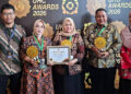 Wakil Bupati Tojo Una-Una, Hj. Surya, S.Sos., M.Si, Menerima Penghargaan UHC Awards 2026 bersama Kepala Dinas Kesehatan dan Kepala BPJS Kesehatan Kabupaten Tojo Una-Una. di Jakarta, Selasa (27/1/2026).