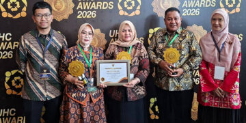 Wakil Bupati Tojo Una-Una, Hj. Surya, S.Sos., M.Si, Menerima Penghargaan UHC Awards 2026 bersama Kepala Dinas Kesehatan dan Kepala BPJS Kesehatan Kabupaten Tojo Una-Una. di Jakarta, Selasa (27/1/2026).