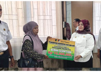 Penyaluran Bantuan Sosial UEP TA 2025 secara simbolis oleh Wakil Bupati Tojo Una-Una, Hj. Surya, S.Sos., M.Si., Rabu (14/1/2026)