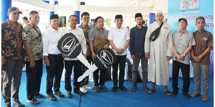 Gubernur Sulawesi Tengah Dr. H. Anwar Hafid, M.Si. kembali menyerahkan 12 unit mobil ambulans kepada rumah ibadah dan yayasan keagamaan, Rabu malam (31/12/2025)