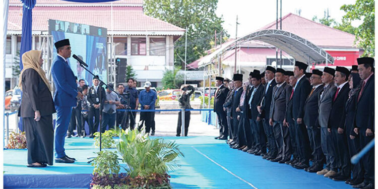 Gubernur Sulawesi Tengah Anwar Hafid & Wakil Gubernur Reny A. Lamadjido, Lantik pejabat administrator (Eselon III), pengawas (Eselon IV), dan pejabat fungsional di Lapangan Pogombo, Kantor Gubernur Sulawesi Tengah, Kamis (15/1/2026).