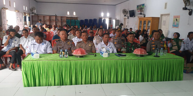 Wakapolres Tojo Una-Una Kompol Mulyadi bersama Kasat Binmas AKP Agus Habibie, Kabag SDM AKP Muh. Natsir, S.H., Kapolsek Ampana Kota Iptu Maryanto menghadiri pelaksanaan kegiatan yang difasilitasi Dinas Ketahanan Pangan, Tanaman Pangan, dan Hortikultura (DTPHPKP) Kabupaten Tojo Una-Una di Aula Desa Sansarino, Kecamatan Ampana Kota. Rabu (7/1/2026)