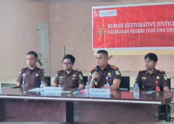 Kepala Kejaksaan Negeri Tojo Una-Una Dr. Rizky Fachrurrozi memimpin proses keadilan restoratif terhadap seorang pecandu narkotika berinisial RD di Rumah Restorative Justice Kejari Touna, Kamis, 29 Januari 2026. (Foto Budi Dako)