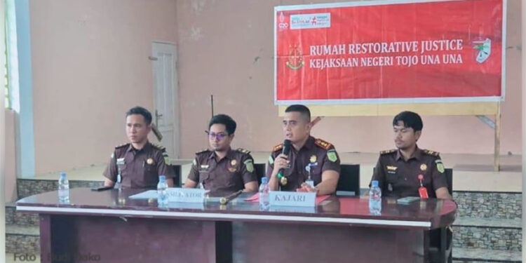 Kepala Kejaksaan Negeri Tojo Una-Una Dr. Rizky Fachrurrozi memimpin proses keadilan restoratif terhadap seorang pecandu narkotika berinisial RD di Rumah Restorative Justice Kejari Touna, Kamis, 29 Januari 2026. (Foto Budi Dako)