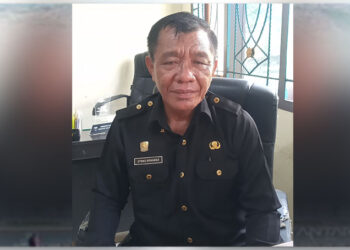 Kepala Bidang Lingkungan Hidup DLHKP Tojo Una-Una, Otong Muhamad, S.Sos., saat ditemui di ruang kerjanya, Selasa (13/1/2026)