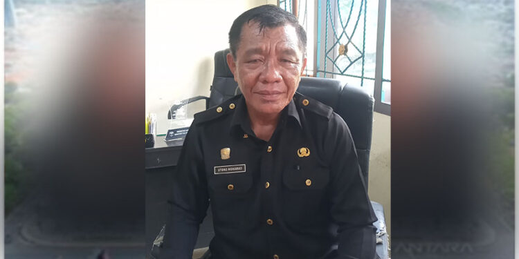 Kepala Bidang Lingkungan Hidup DLHKP Tojo Una-Una, Otong Muhamad, S.Sos., saat ditemui di ruang kerjanya, Selasa (13/1/2026)