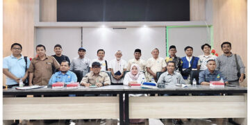 Wakil Bupati Tojo Una-Una, Hj. Surya, S.Sos., M.Si., saat menghadiri Rapat Teknis Sinkronisasi Review Dokumen Lingkungan UKL/UPL Program Pembangunan Sekolah Rakyat yang berlangsung di ruang rapat Kantor Bupati, Jumat (23/1/2026).