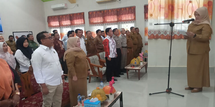 Wakil Bupati Tojo Una-Una, Hj. Surya, S.Sos., M.Si., menghadiri acara Sertijab TNKT yang digelar di Aula Kantor Balai TNKT, Senin (12/1/2026).