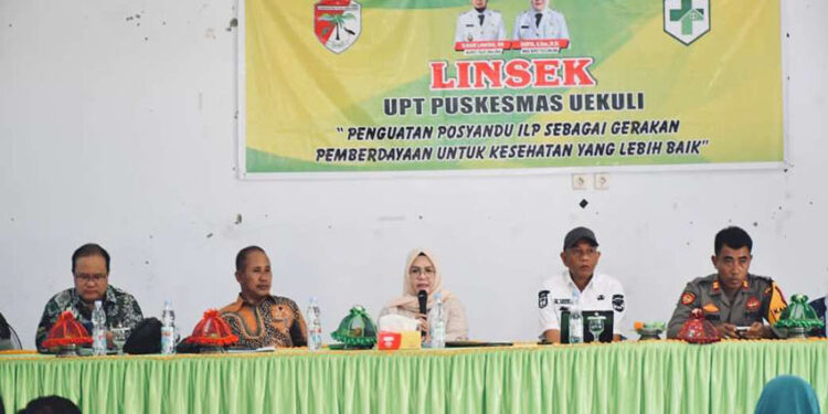 Wakil Bupati Hj. Surya, S.Sos., M.Si., hadiri Lokakarya Mini Linsek yang digelar UPT Puskesmas Uekuli, Kamis (15/1/2026).