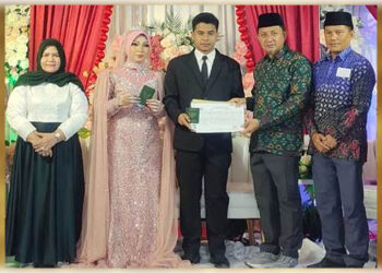 Bupati dan Wakil Bupati Tojo Una-Una, Ilham Lawidu, S.H. dan Hj. Surya, S.Sos., M.Si., menghadiri undangan pernikahan sekaligus menyerahkan secara langsung dokumen kependudukan kepada pasangan pengantin baru melalui program MEKAR (Menikah dapat Kartu Keluarga dan KTP Elektronik Baru).