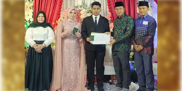 Bupati dan Wakil Bupati Tojo Una-Una, Ilham Lawidu, S.H. dan Hj. Surya, S.Sos., M.Si., menghadiri undangan pernikahan sekaligus menyerahkan secara langsung dokumen kependudukan kepada pasangan pengantin baru melalui program MEKAR (Menikah dapat Kartu Keluarga dan KTP Elektronik Baru).
