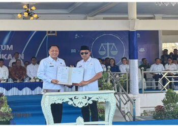 Bupati Ilham Lawidu, S.H. menerima penghargaan Pos Bantuan Hukum, Rabu (4/2/2026).